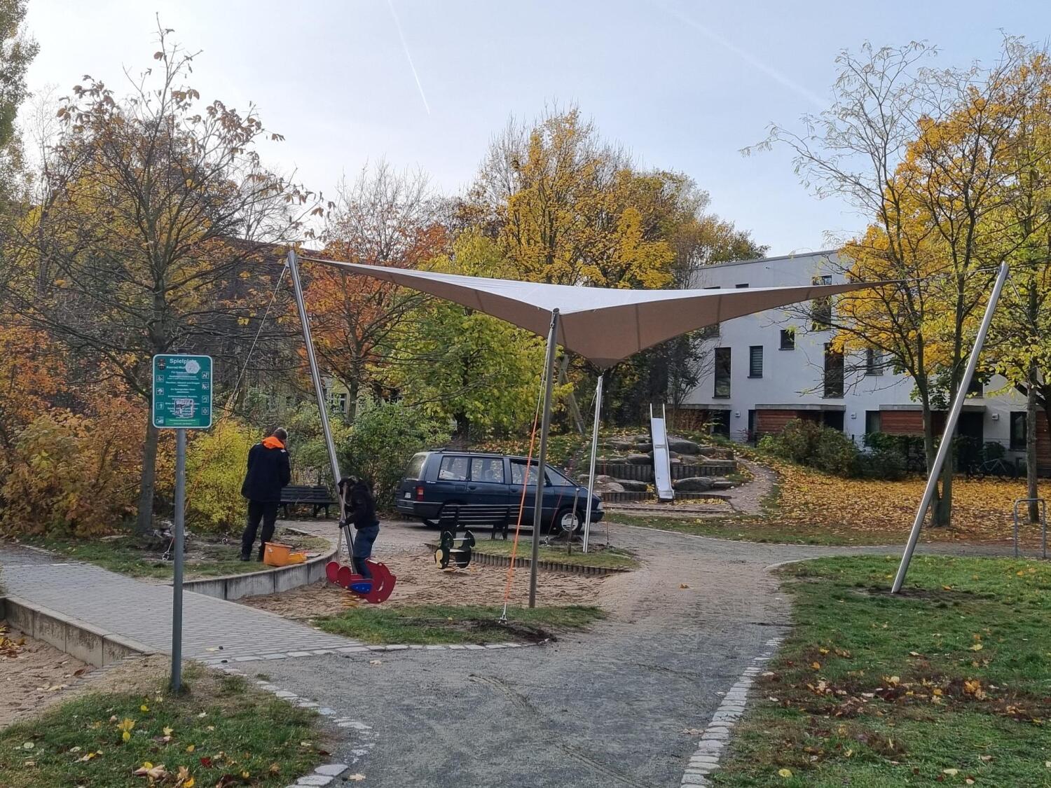 Sonnensegel in der Konrad-Wolf-Straße