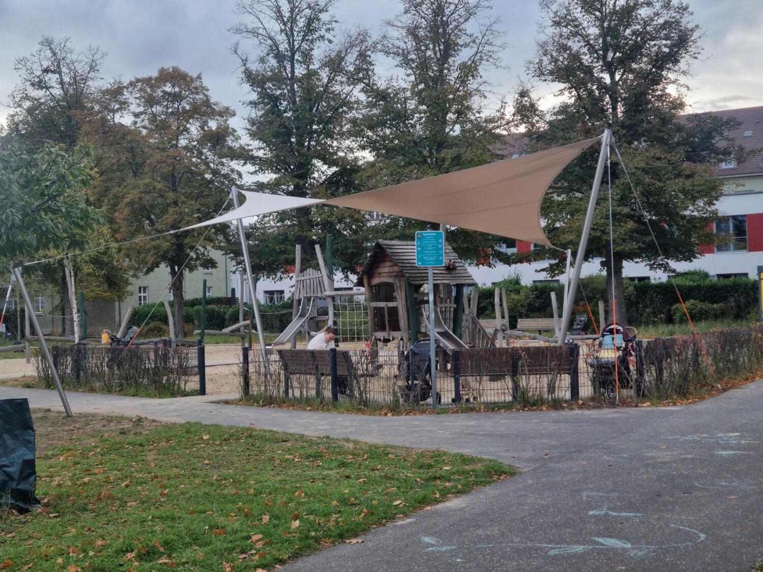 Sonnensegel auf dem Spielplatz Regener Straße