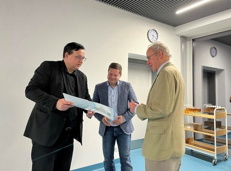 Michael Grunst und Stadtrat Martin Schaefer bei der Bezirkstalerübergabe an Bodo Rosahl