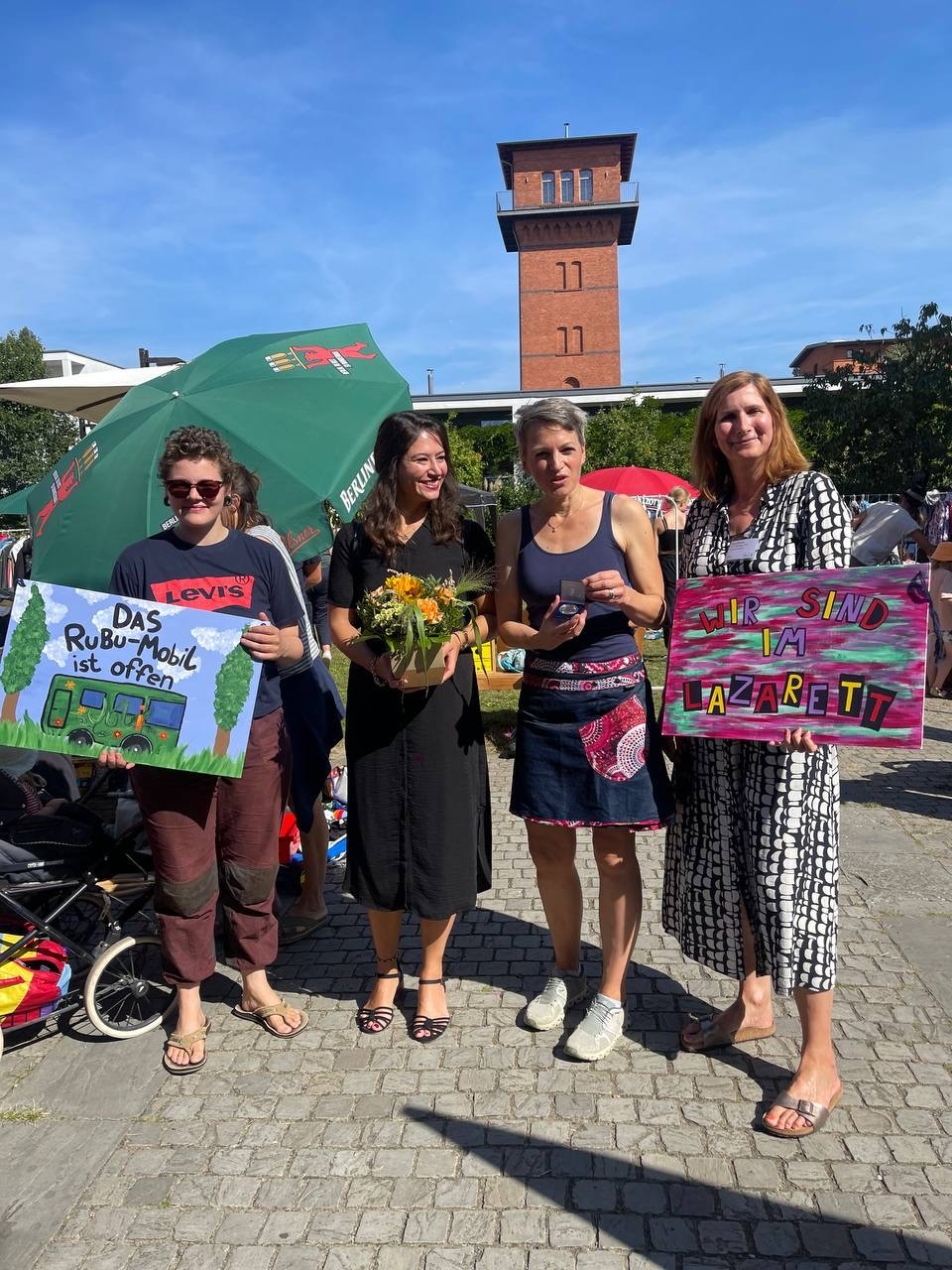 Elisabeth Schmidtsdorf von der JULI Jugendhilfe in Lichtenberg GmbH, Filiz Keküllüoğlu, die Preisträgerin Stephanie Lücke und Anette Nordalm