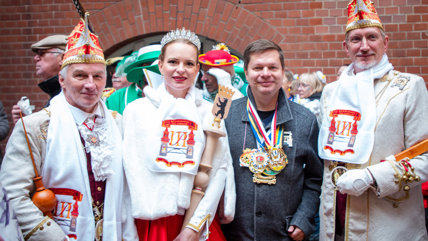 Bezirksbürgermeister Martin Schäfer mit dem Prinzenpaar und Prinzregentin.