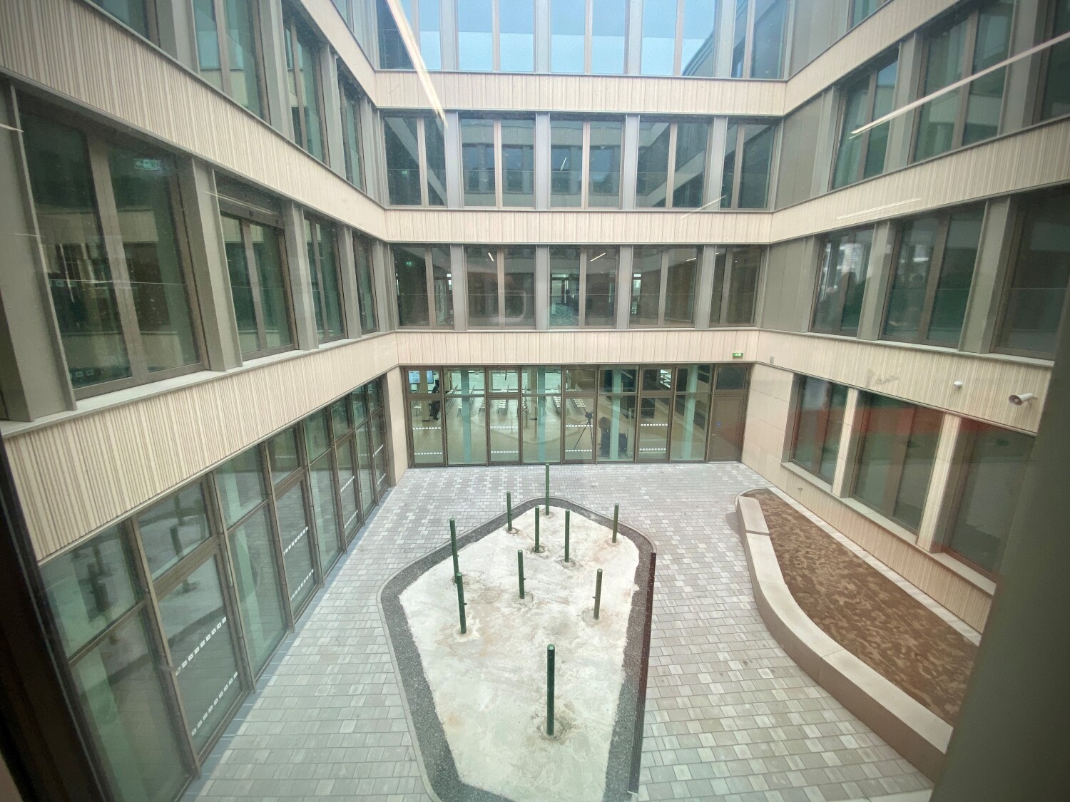Innenhof der neuen Schule in der Schleizer Straße