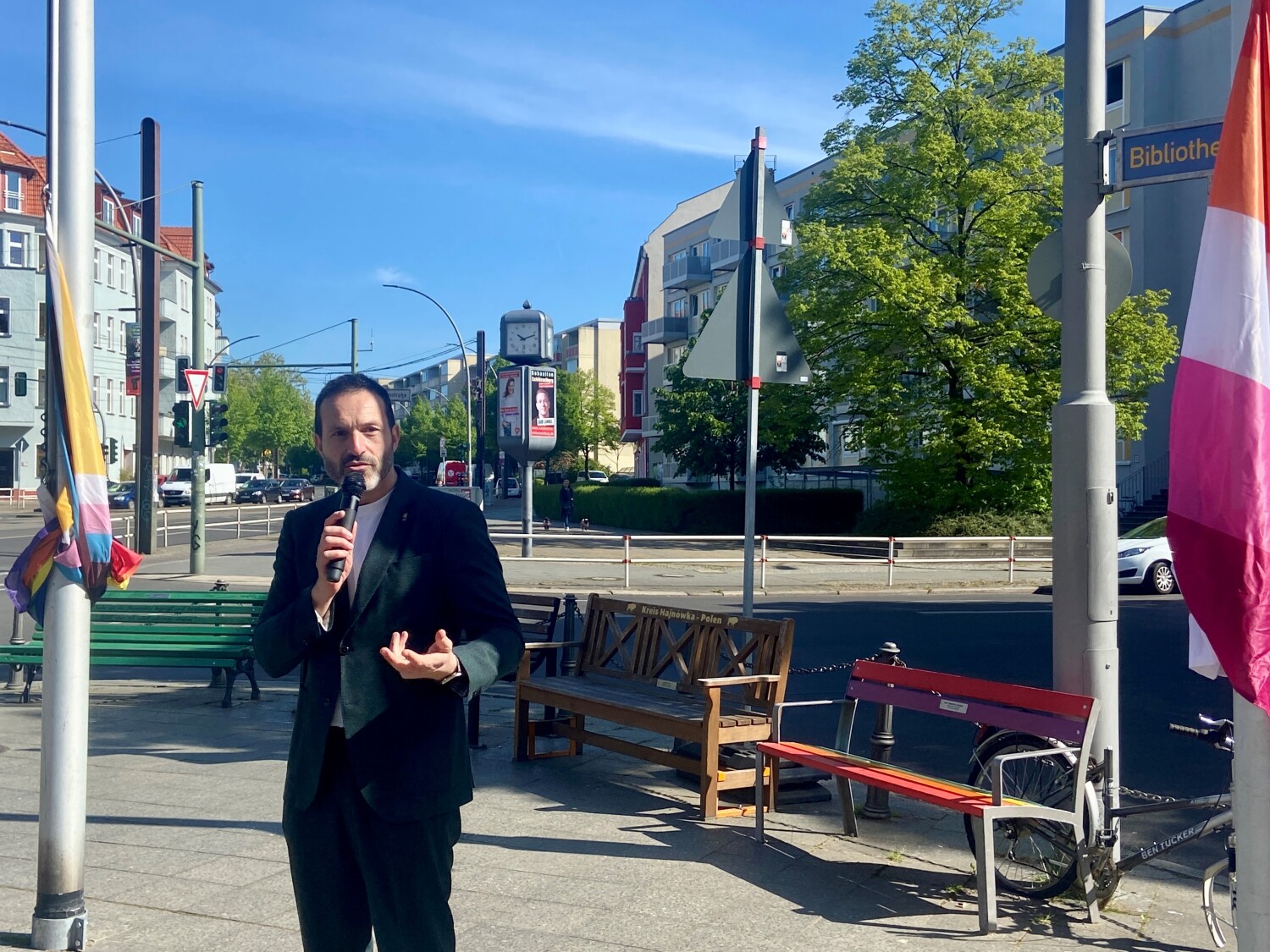 Flaggenhissen zum Tag der lesbischen Sichtbarkeit: Alfonso Pantisano, Queerbeauftragter des Landes Berlin