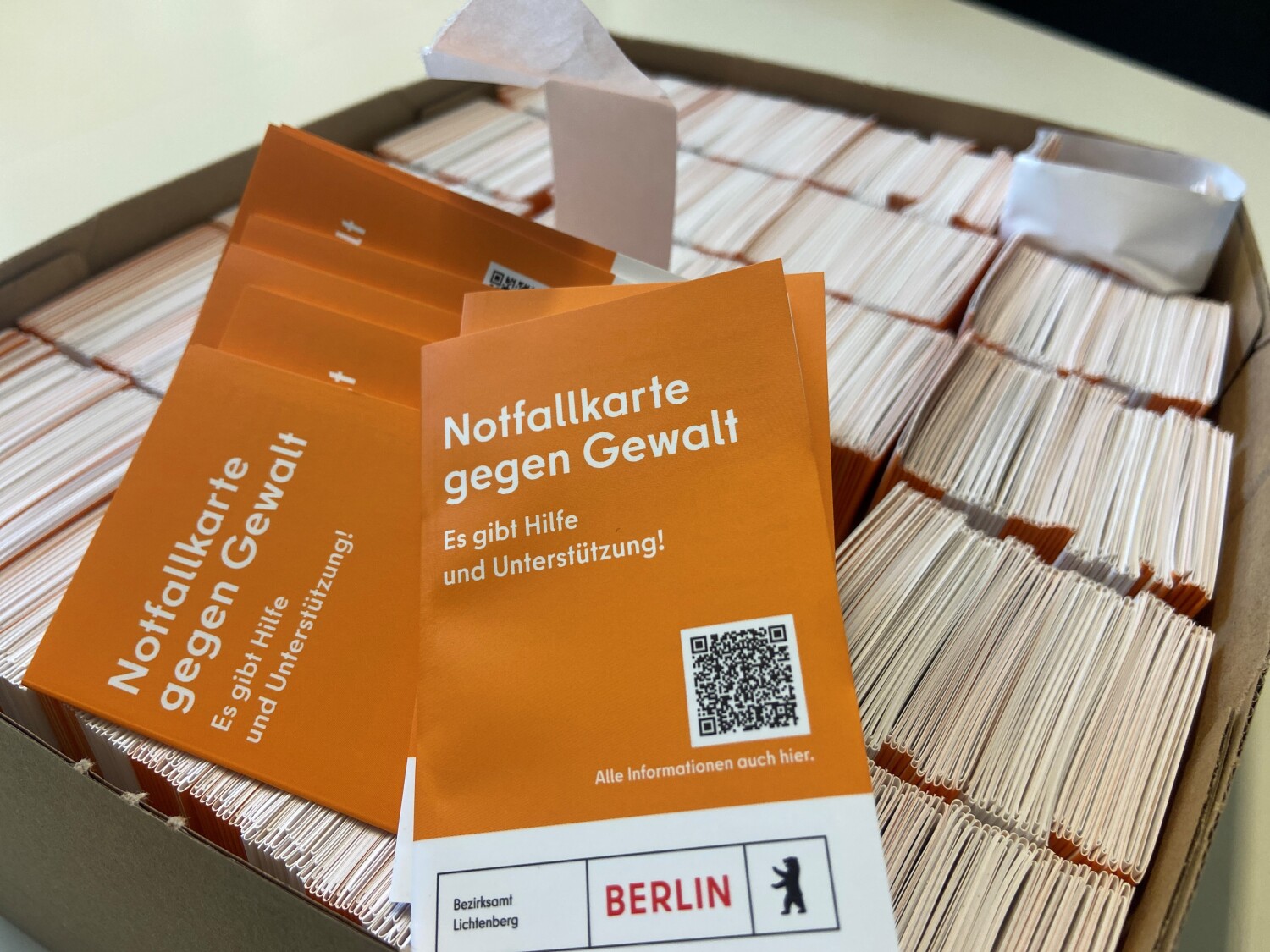 Karton mit Falzflyern "Notfallkarte gegen Gewalt"