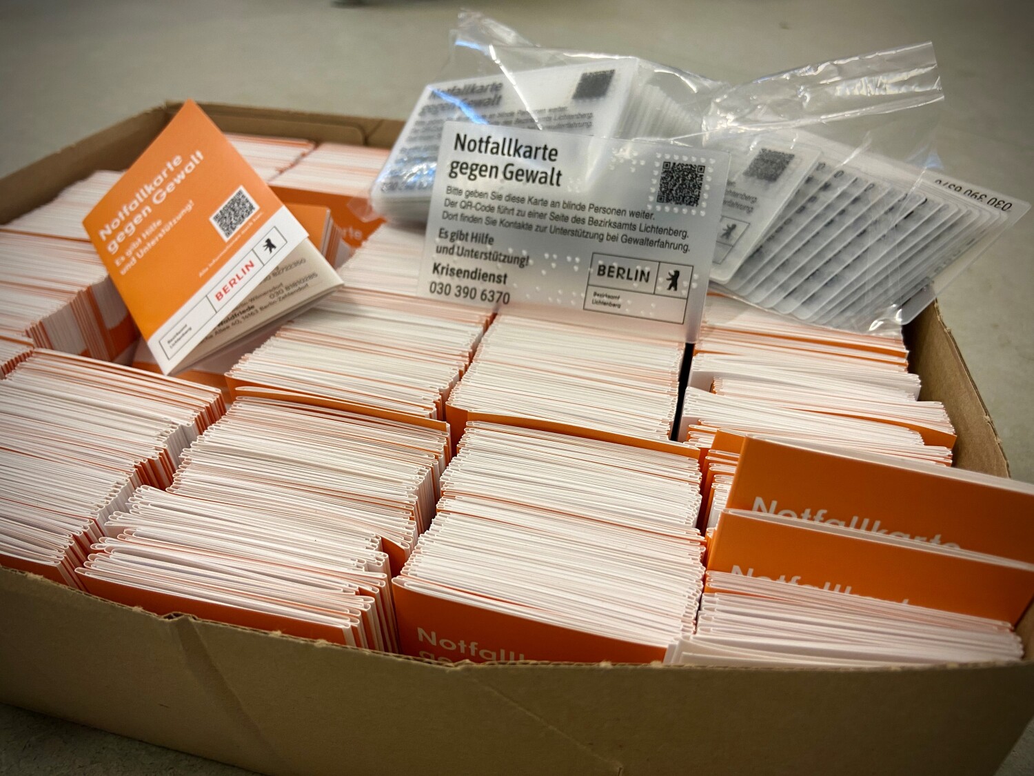 Karton mit Falzflyern "Notfallkarte gegen Gewalt"