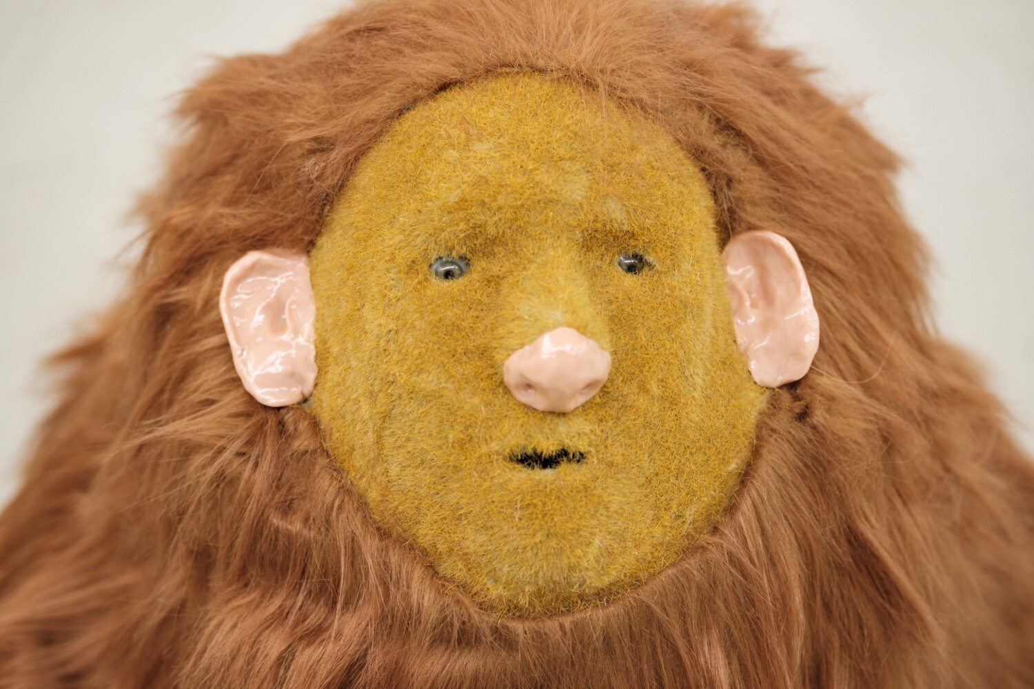 Eine Puppe mit felligen Gesucht aus der neuen Gruppenausstellung "ein Nest im Wind"
