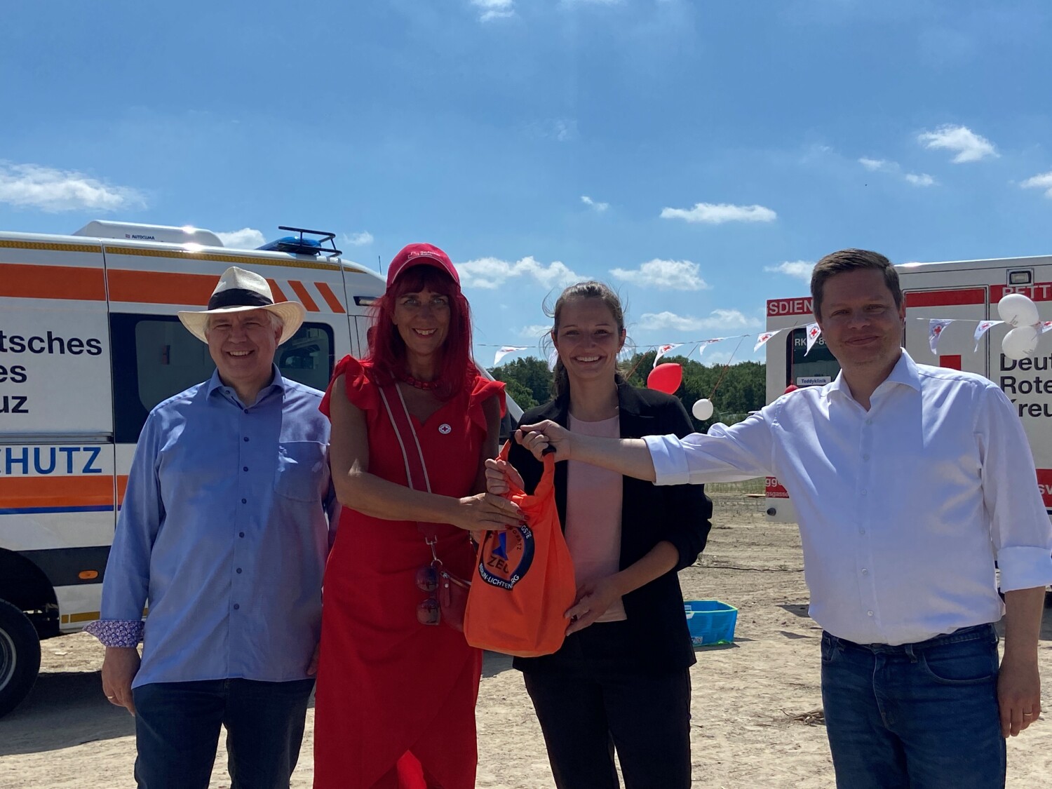 v.l.n.r.: BVV-Vorsteher Gregor Hoffman, Kati Avci (Kreisgeschäftsführerin DRK Berlin Nord-Ost), Lisa Sakawitsch, Kreisgeschäftsführerin DRK Berlin Müggelspree und Bezirksbürgermeister Martin Schaefer bei der symbolischen Staffelstabübergabe am Lichtenberger Blaulichttag