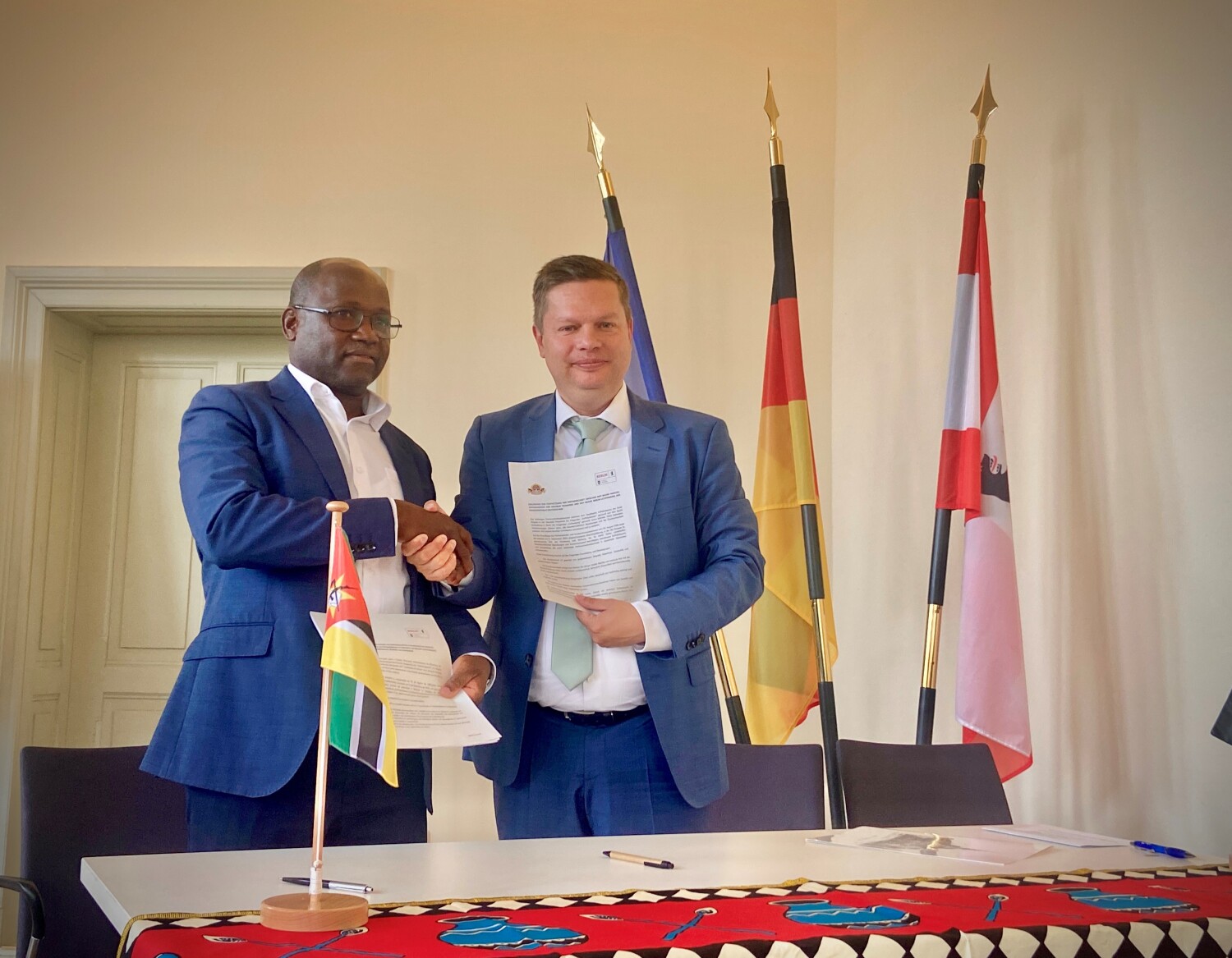 Rui Matus, Bezirksbürgermeister von KaMubukwana, Maputo und Martin Schaefer, Bezirksbürgermeister Lichtenberg von Berlin