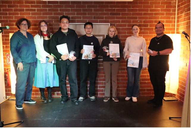 Jugendengagementpreis 2025 (v. l. n. r.): Camilla Schuler (Bezirksstadträtin), Lotta (Jugendjury Neu-Hohenschönhausen), David Dündar (Preisträger), Quoc Viet Vu (Preisträger), Malina Albrecht (Preisträgerin 1. Platz), Lara Mayos (Preisträgerin), Janis (Jugendjury Lichtenberg).