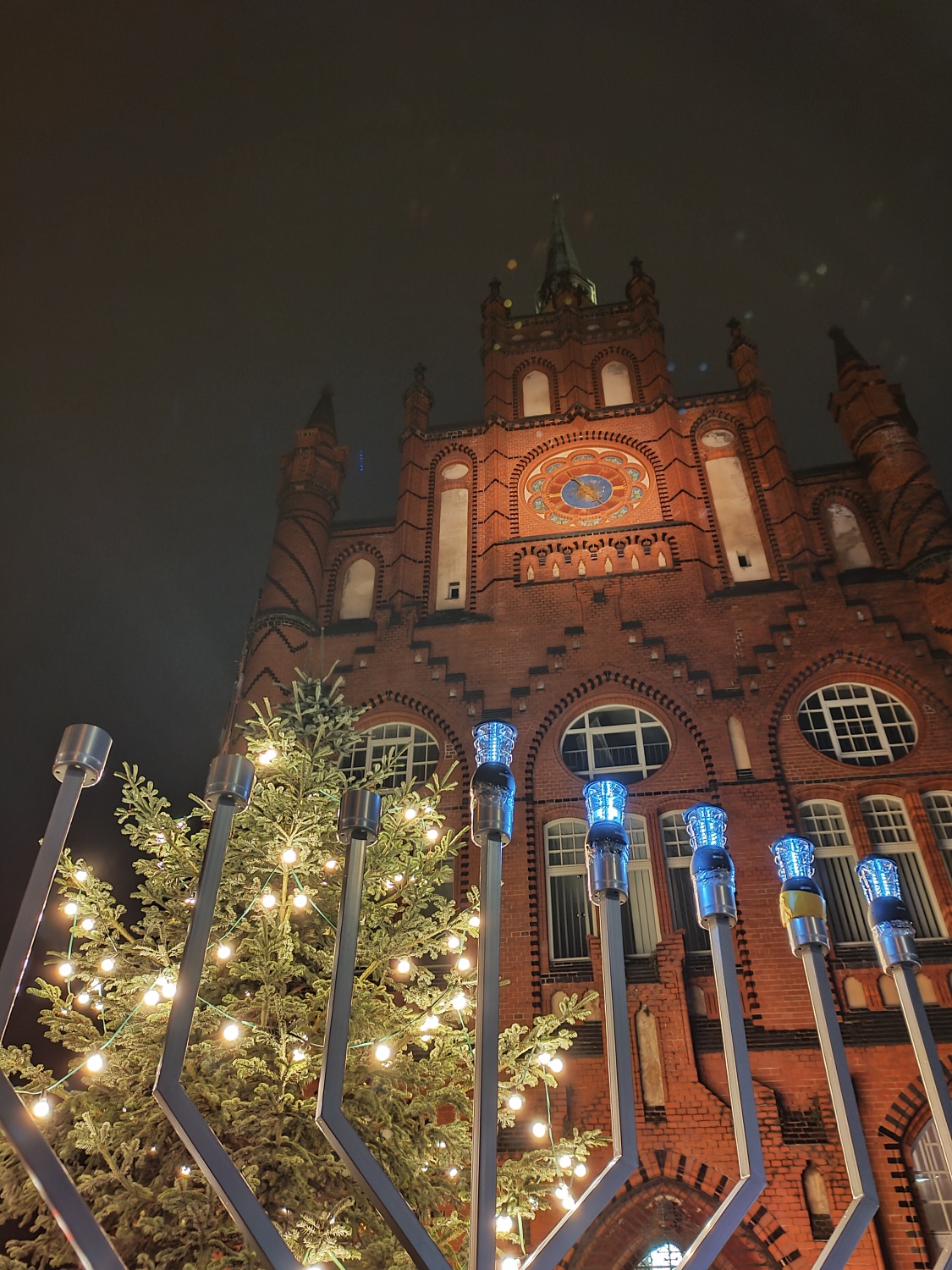 Die Chanukkia mit fünf entzündeten Kerzen vor dem Rathaus Lichtenberg