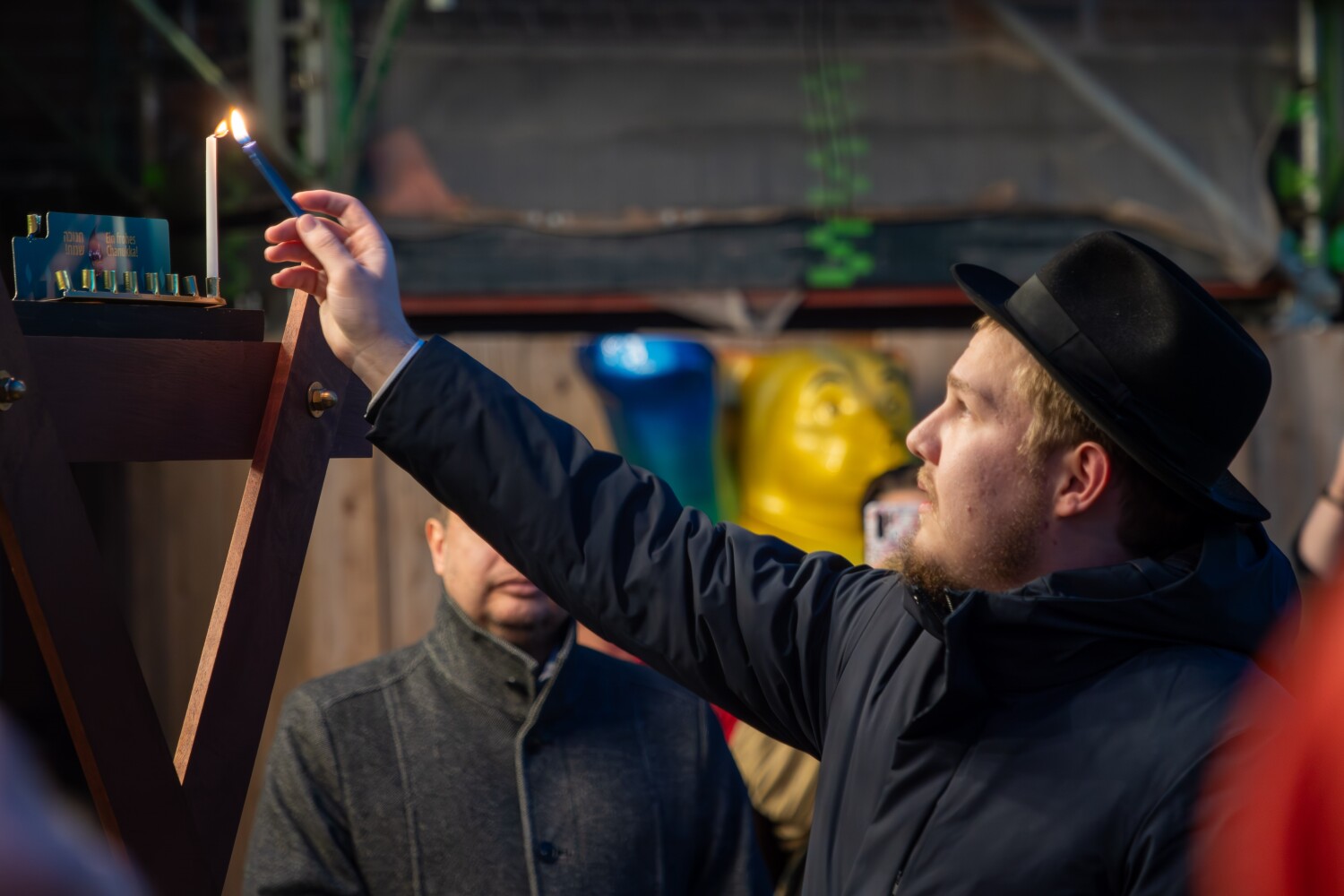 Rabbiner Moshe Zuckerman entzündet die erste Kerze der Chanukkia