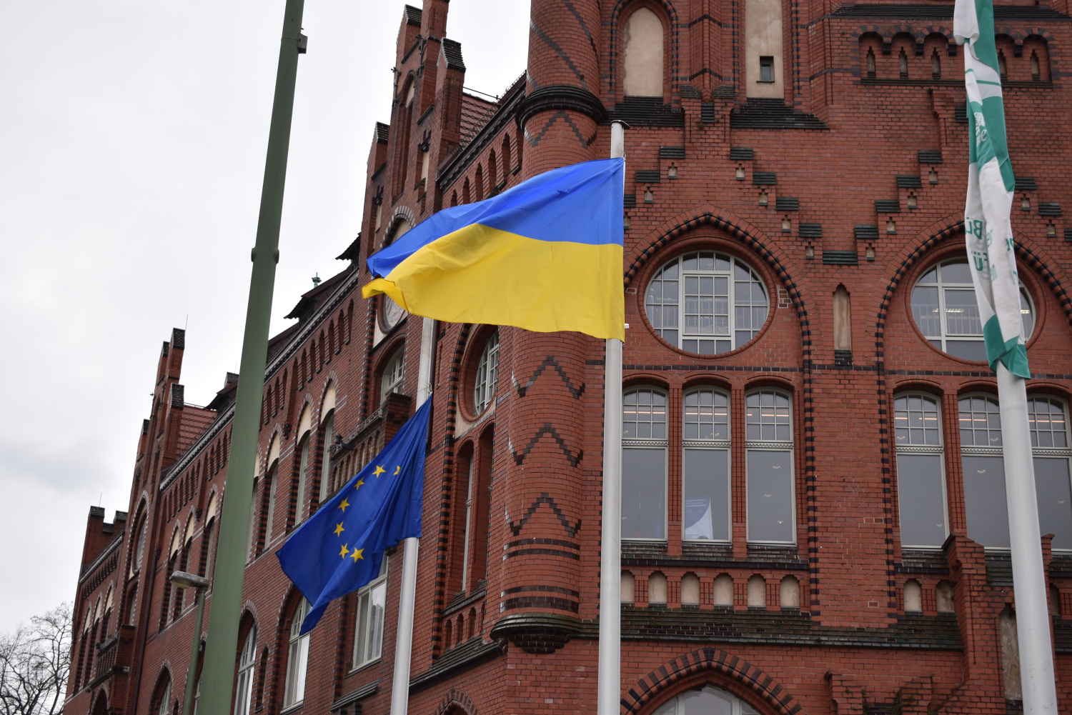 Ukrainische Flagge vor dem Lichtenberger Rathaus