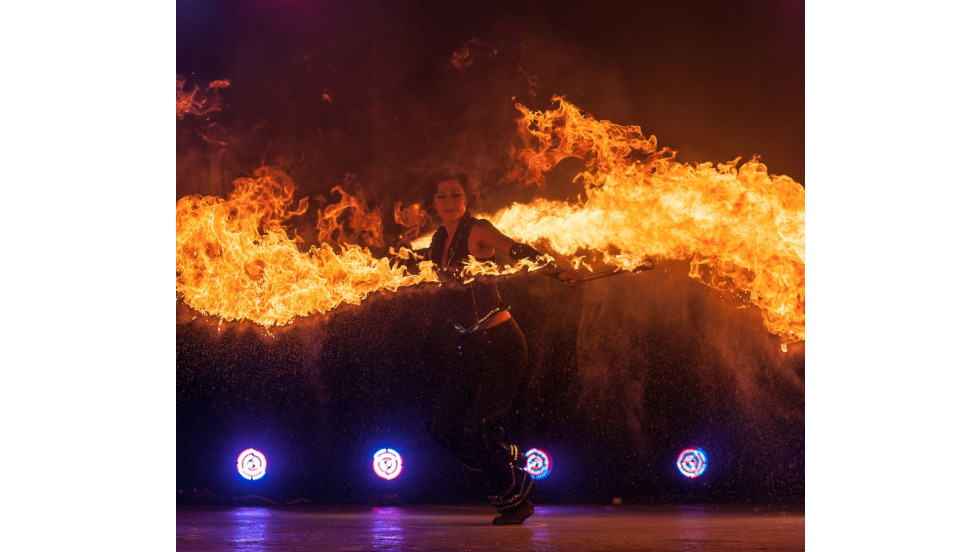 LOOOOP Feuershow, Lichtshow und Walkact