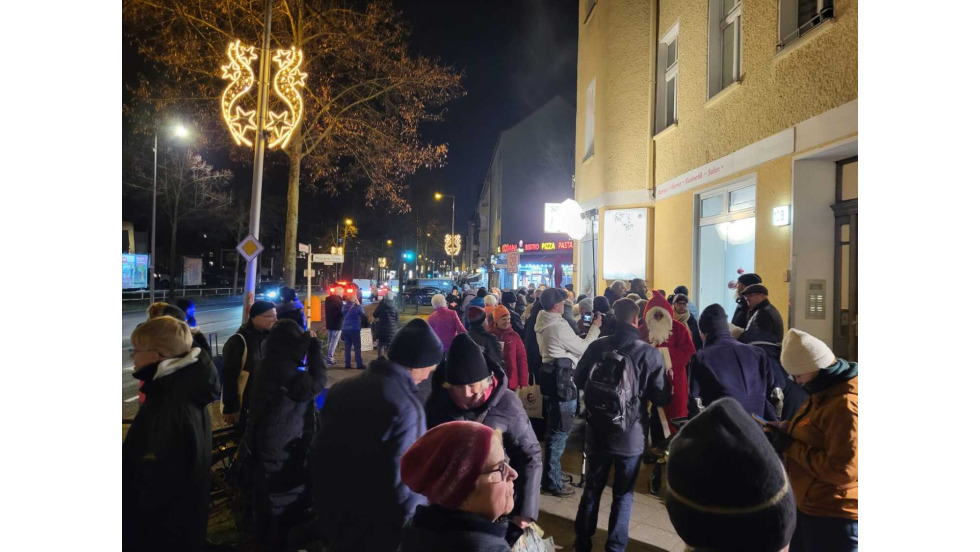 2025-11-26-pm-vorweihnachtlicher-glanz_festliche-beleuchtung-in-der-konrad-wolf-strasse-_-ba-lichtenberg.jpg