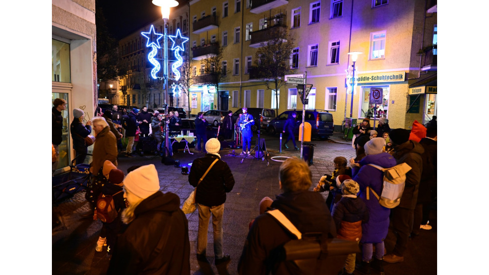 2025-11-26-pm-vorweihnachtlicher-glanz_auftakt-der-festlichen-beleuchtung-in-der-weitlingstrasse-_-ba-lichtenberg.jpg