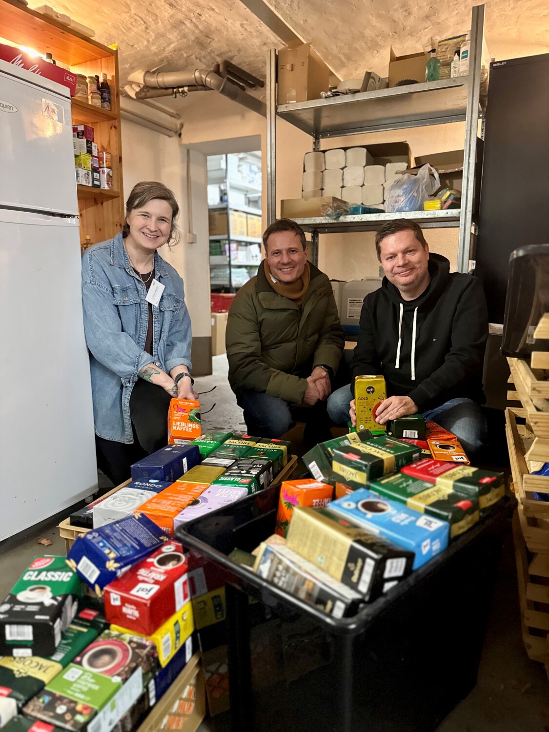 Die Leiterin des TagesTreffs für Wohnungslose und Bedürftige Claudia Krickmeyer mit Einzelhändler Ralf Oelmann und Bezirksbürgermeister Martin Schaefer bei der Annahme des gespendeten Kaffees..