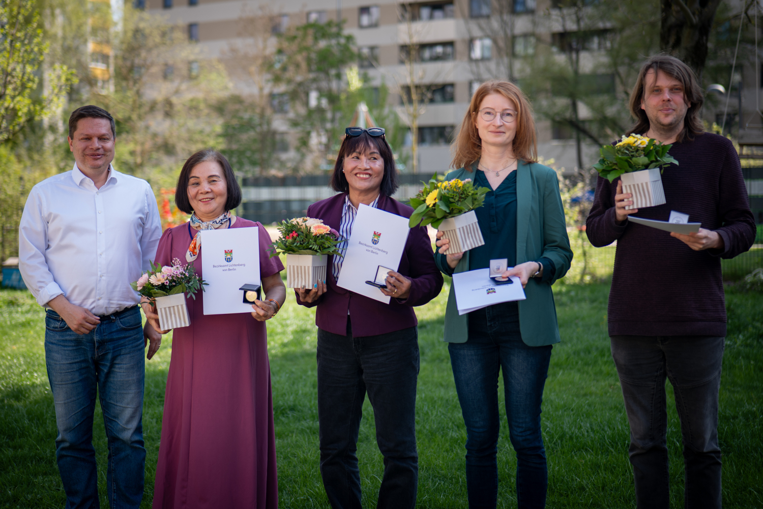 Bezirksbürgermeister Martin Schaefer mit den Preisträgerinnen und -trägern Van Nguyen Thi, Hoa Dao Schatz, Heidi Burghard und Matti Weigel (v. l. n. r.).