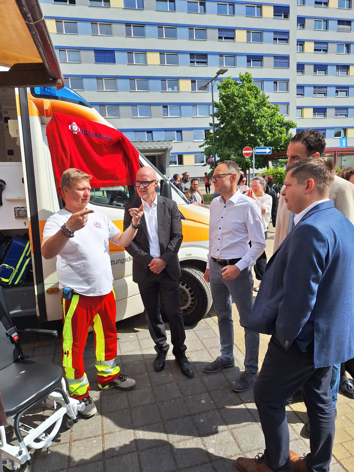 Bezirksbürgermeister Martin Schaefer, Frank-Michael Süß (Geschäftsführer des Jobcenter Berlin Lichtenberg) und Mathias Lemcke (Geschäftsführer Operativ der Agentur für Arbeit Berlin Mitte) beim Markt der Möglichkeiten 2026