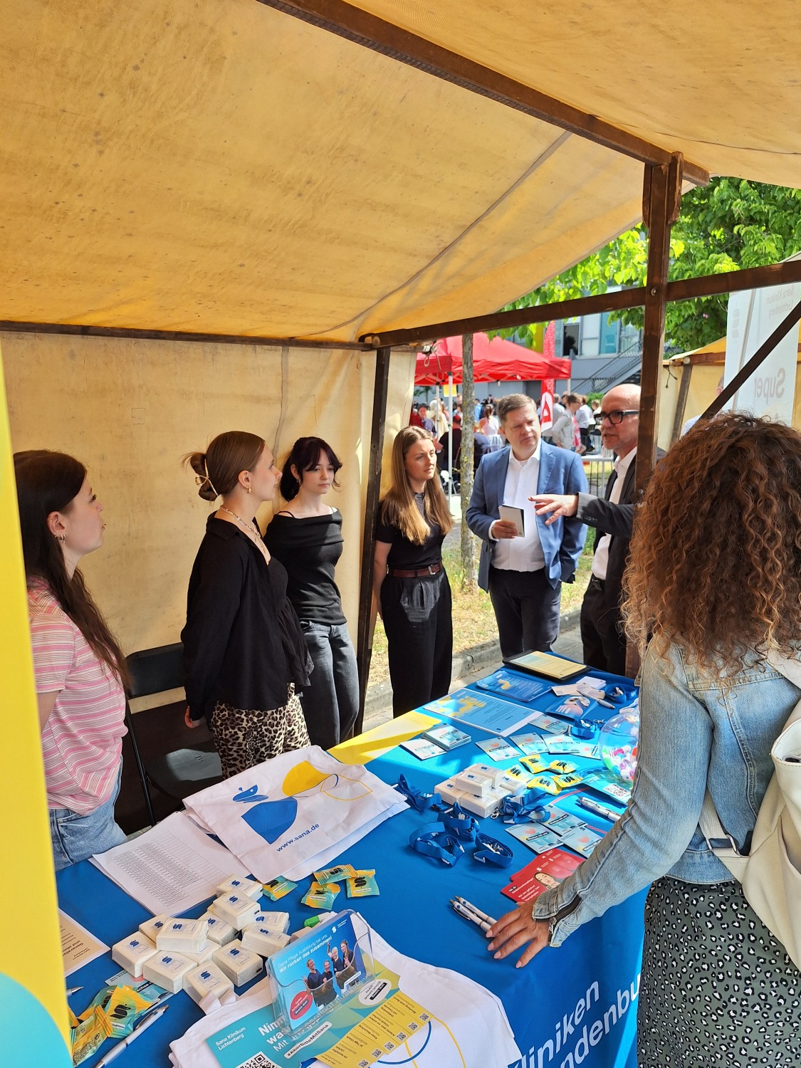 Bezirksbürgermeister Martin Schaefer, Frank-Michael Süß (Geschäftsführer des Jobcenter Berlin Lichtenberg) und Mathias Lemcke (Geschäftsführer Operativ der Agentur für Arbeit Berlin Mitte) beim Markt der Möglichkeiten 2026