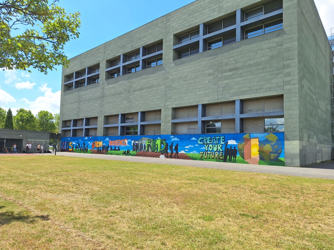 Graffiti auf der Sporthalle des Fritz-Reuter-Oberschule