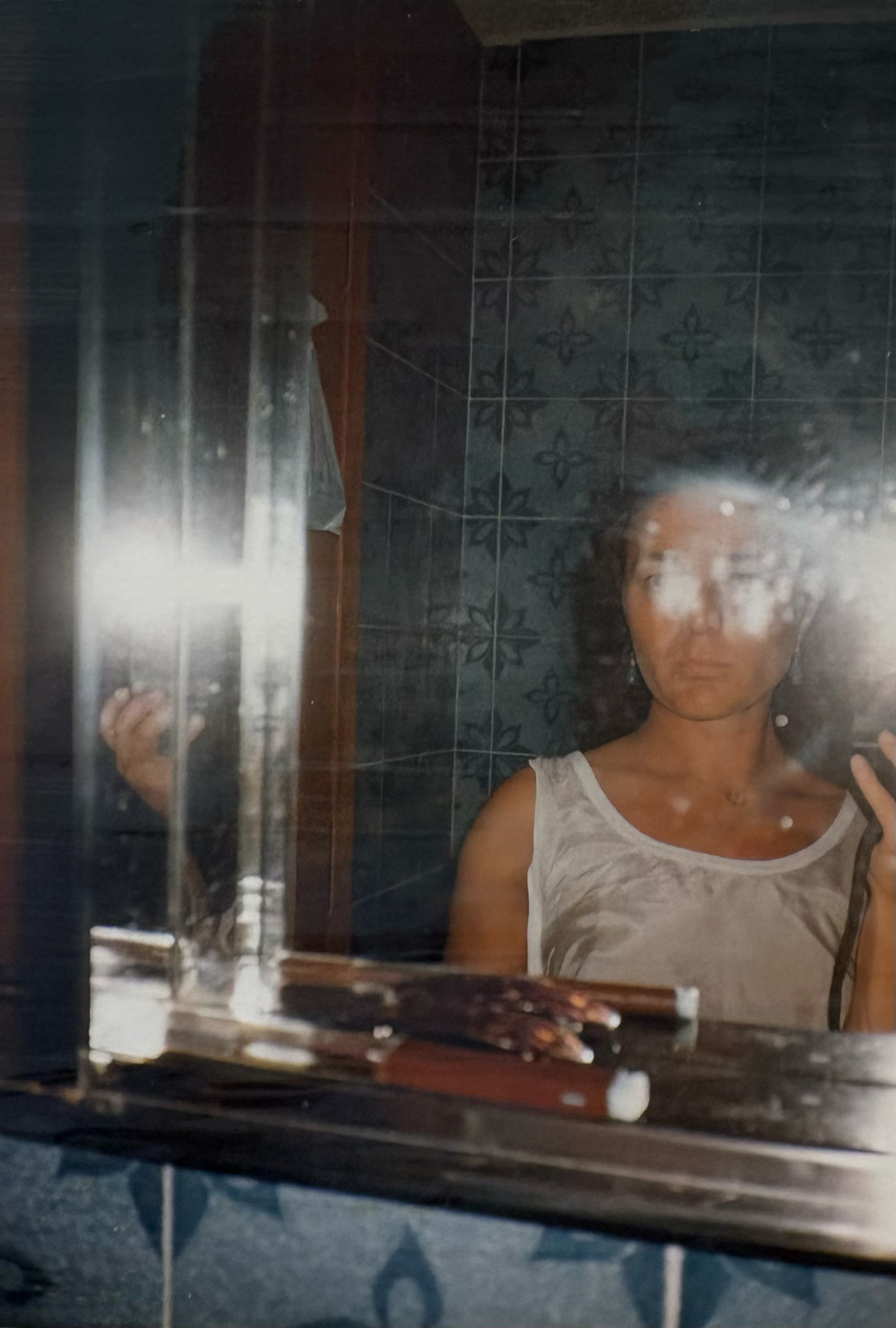 DDR-Person Anna B. Wein fotografiert sich im Spiegel