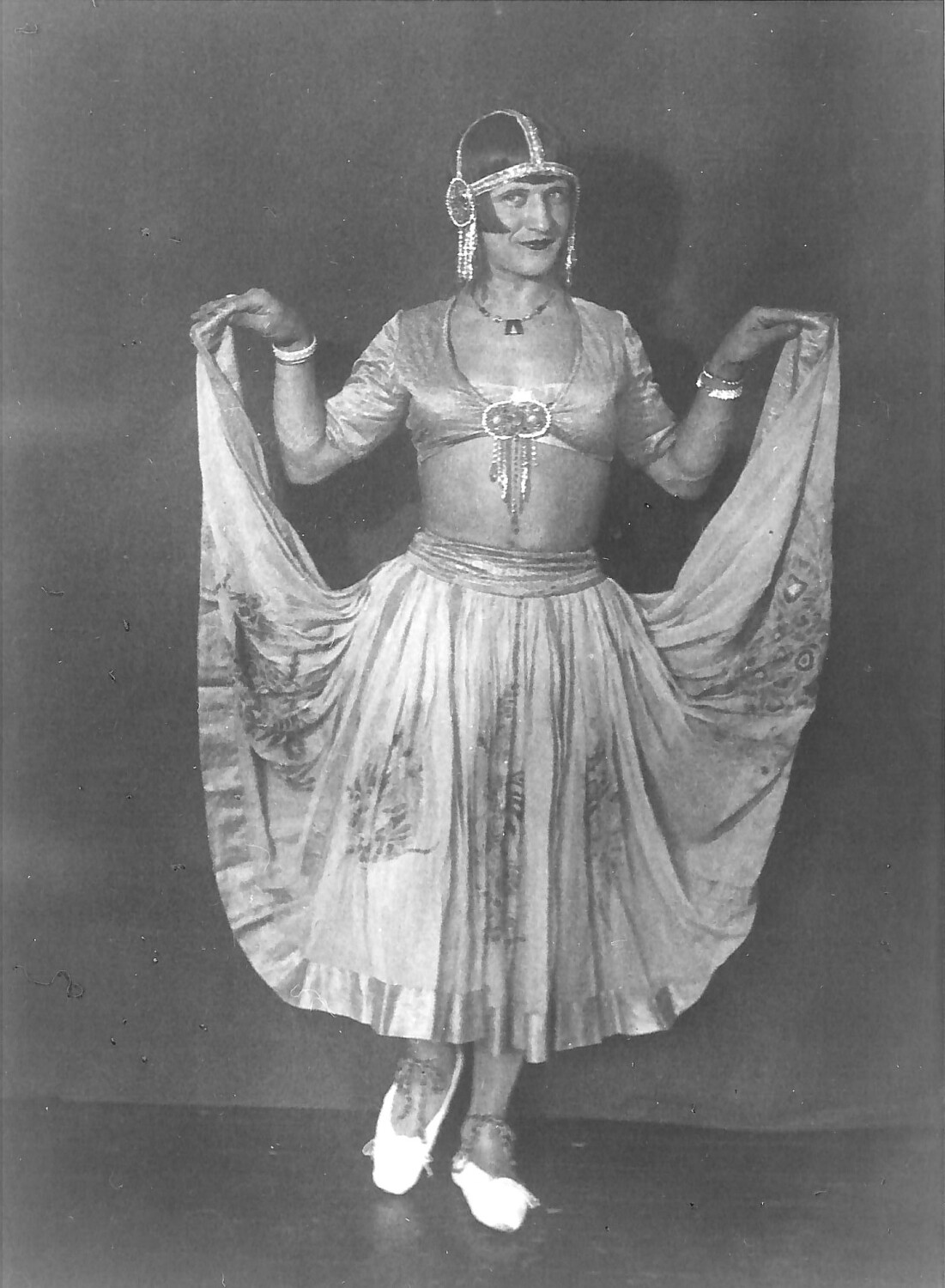 Hans Hanisch posiert in den 1920er-Jahren in festlichem Kleid