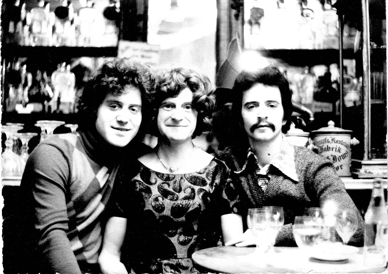 Michael Eggert, und Charlotte von Mahlsdorf und Peter Rausch posieren für ein gemeinsames Foto
