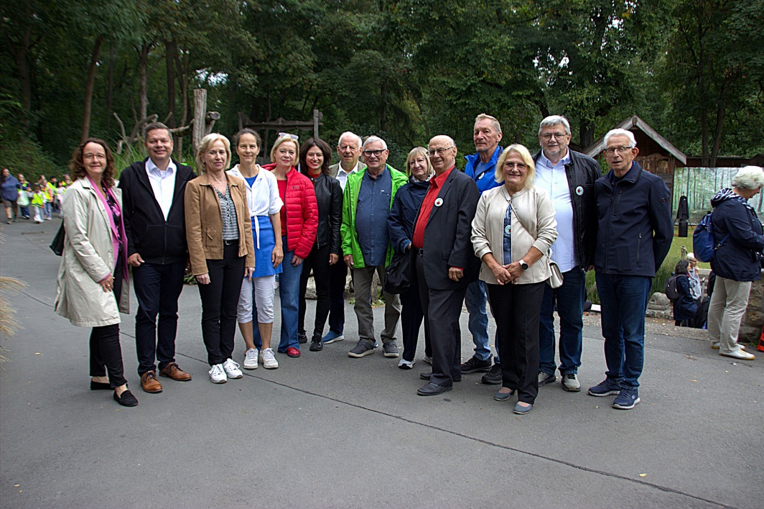 Bezirksbürgermeister Martin Schaefer (2.v.l.) mit Bezirksstadträtinnen und Bezirksverbänden beim 14. Apfelfest