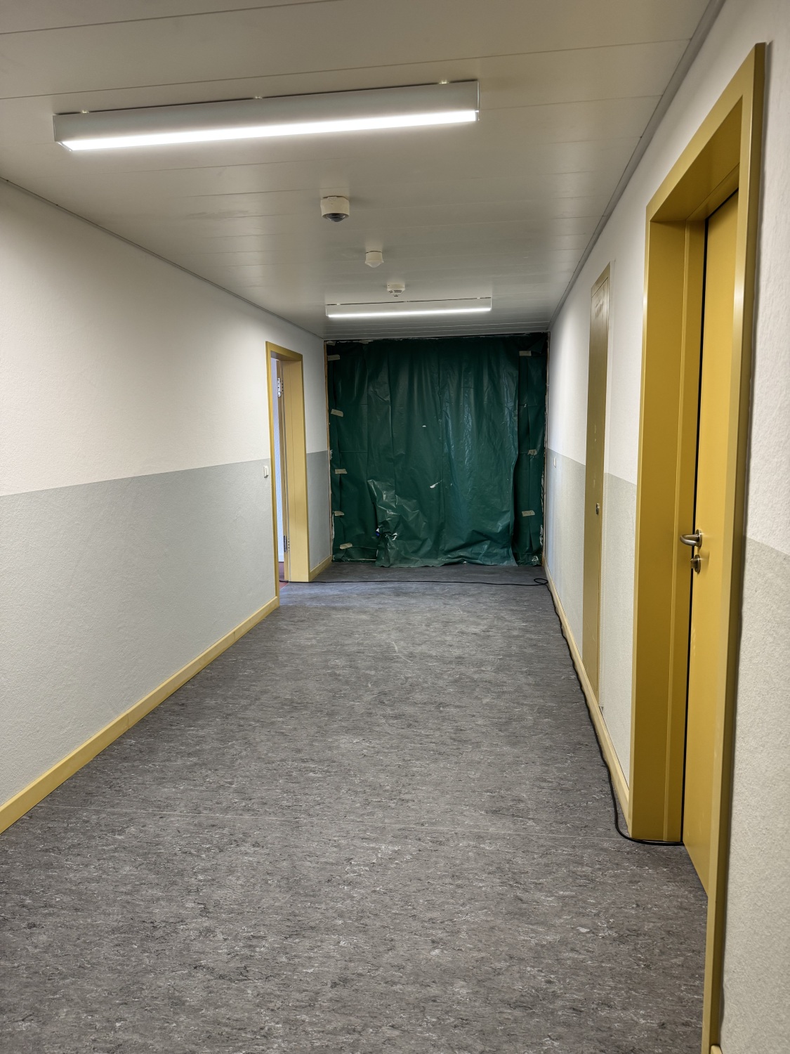 Baustellenbesichtigung neues Gesundheitsamt Lichtenberg in der Ruschestraße 104, Blick in den Flur des 3. OG