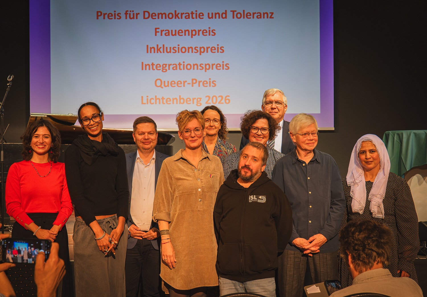 Preisträger_innen der Bezirksamtsehrungen im Kulturhaus Karlshorst zusammen mit Bezirksstadträtinnen und dem Bezirksbürgermeister