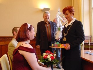 Rathaus Lichtenberg - Erste Trauung zur Wiedereröffnung des Trauungszimmers 2006 - Glückwünsche von der Bürgermeisterin Frau Emmrich