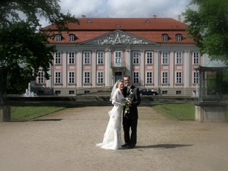 Schloss Friedrichsfelde - Das frühklassizistische Schloss Friedrichsfelde bietet Ihnen einen einzigartigen Rahmen für Ihre Eheschließung. Wunderschöne historische Decken- und Wandmalereien zaubern Ihnen und Ihren Gästen ein unvergessliches Erlebnis in einem echten Schloss.