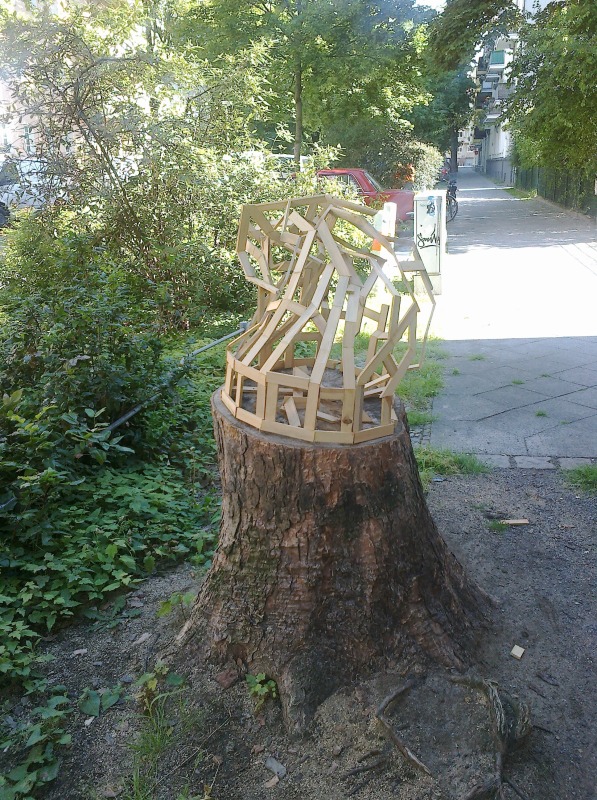 Beispielfoto für eine durch Bürgerinnen und Bürger gepflegte Baumscheibe in Lichtenberg