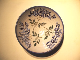 Schale mit Holunderbeeren