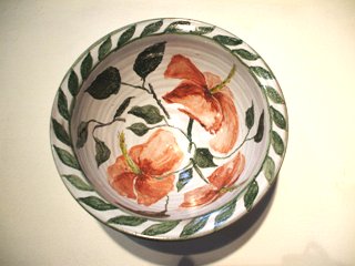 Schale mit Hibiskusblüten