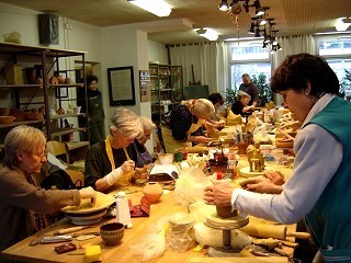 *Blick in die offene Werkstatt am Vormittag.*