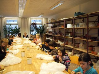 20 Kinder arbeiten hier gleichzeitig