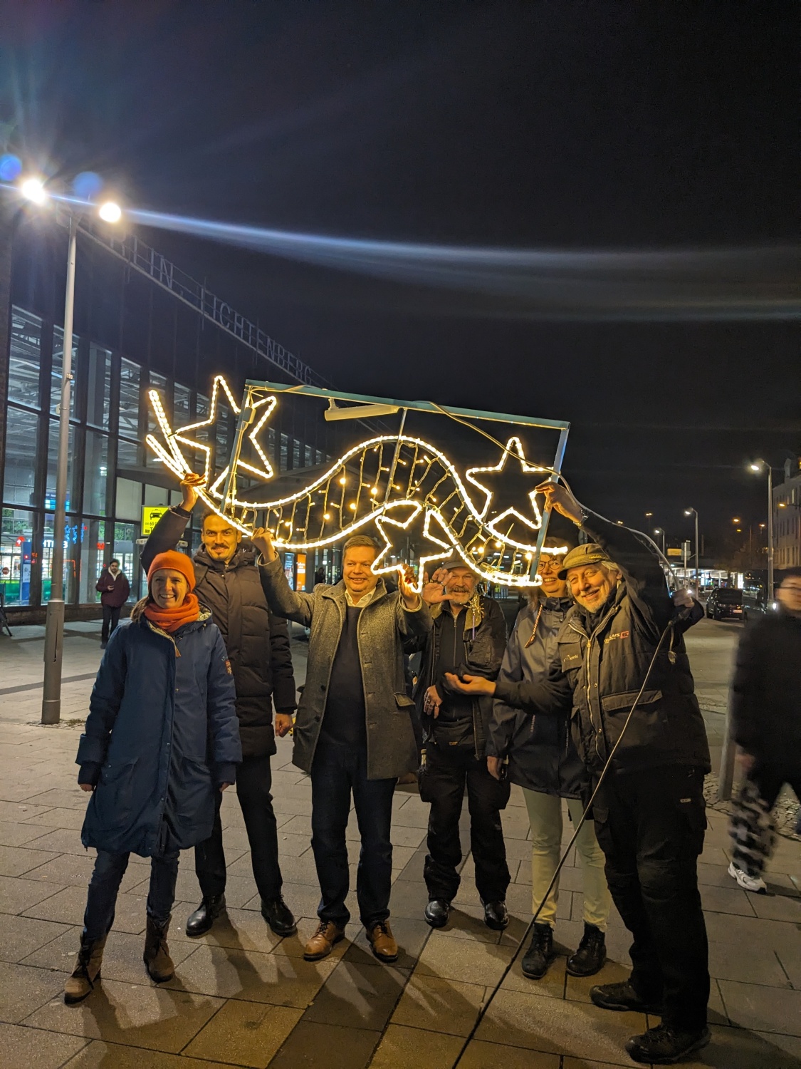 Gruppenbild mit Bürgermeister bei der Eröffnung der Winterbeleuchtung in der Weitlingstraße mit Leuchtelement