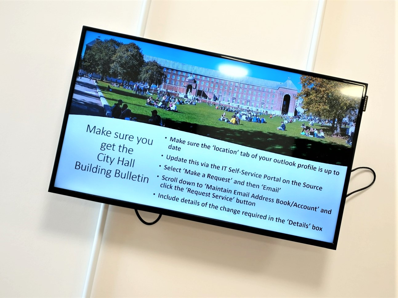 Ein Monitor zeigt Informationen für Besucher*innen an