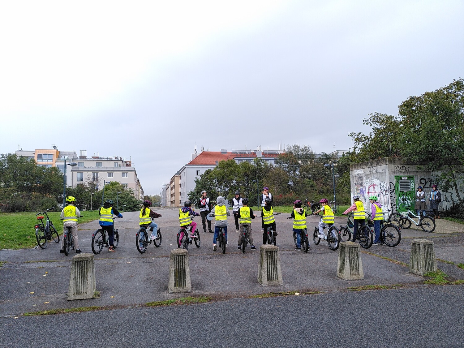 Kinder während des Fahrradtrainings von „Radeln und Rollern“
