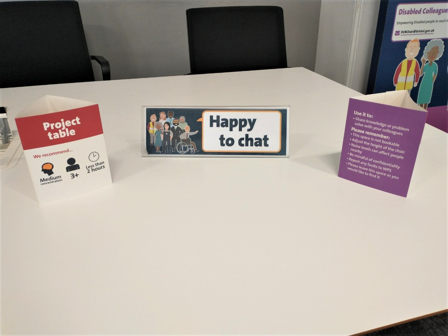 Raum für Austausch - Ein Schild zeigt den Text "happy to chat"