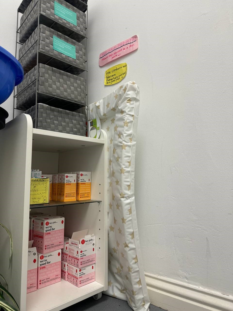 Menstruationsartikel und Kondome können kostenlos an verschiedenen Orten in Schottland einfach mitgenommen werden. Der Staat kommt für die Kosten auf.