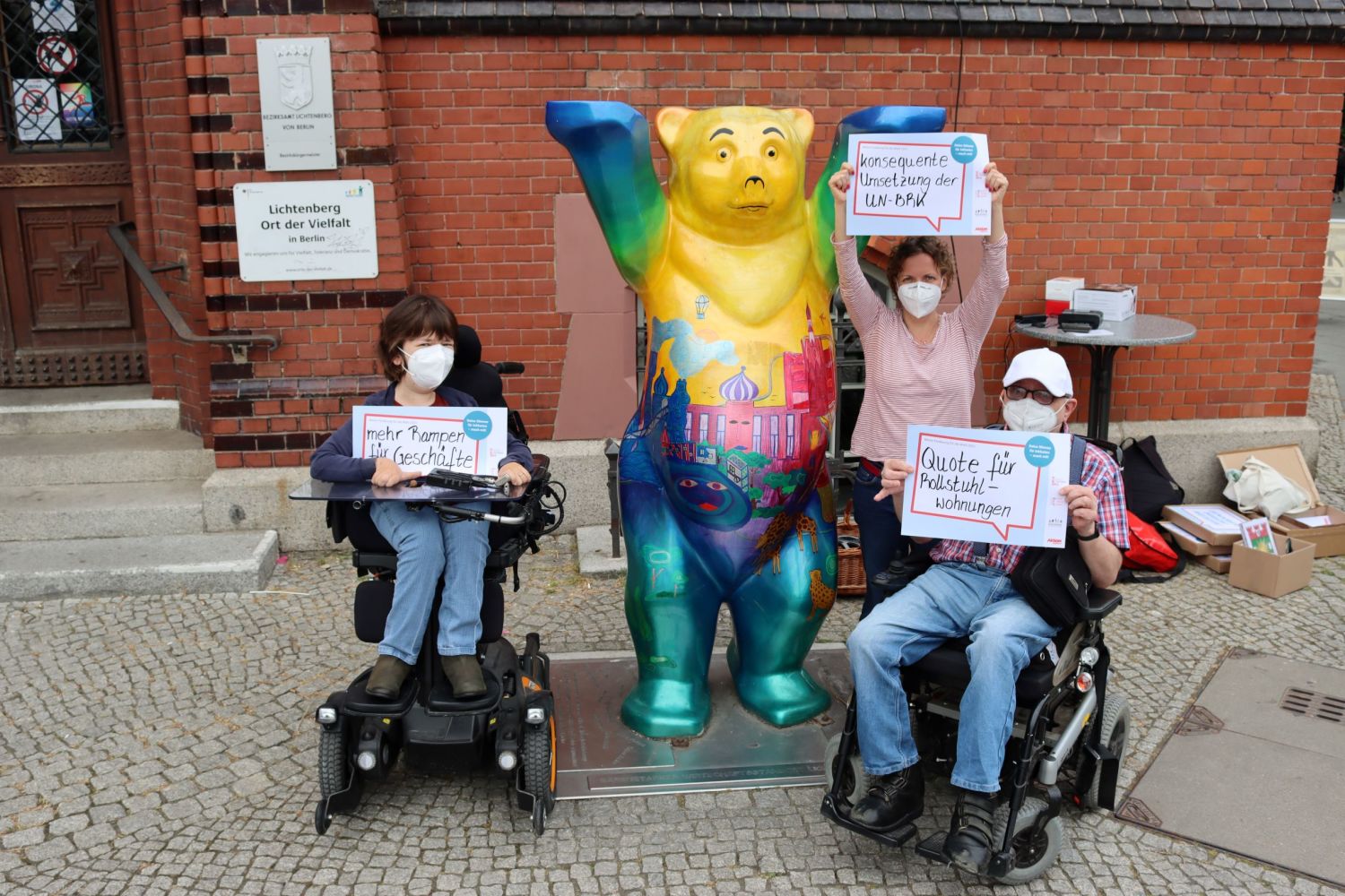 Von links nach rechts: Annika Möller, Daniela Kaup und Detlev Pflughaupt stehen vor dem Rathaus Lichtenberg.