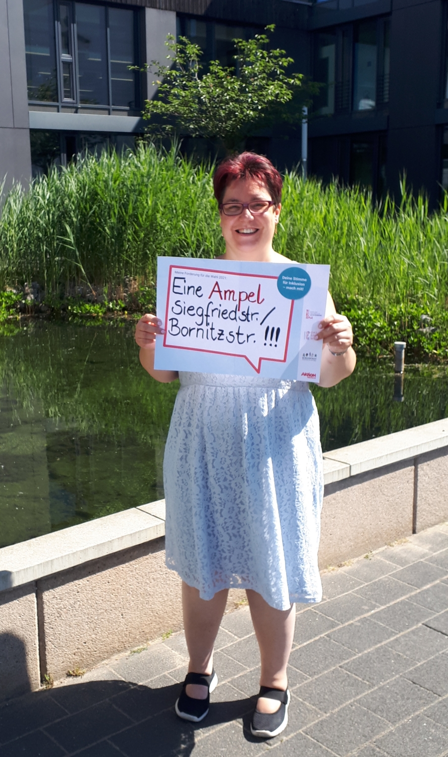 Michaela Arndt, Frauenbeauftragte der LWB - Lichtenberger Werkstätten gemeinnützige GmbH, fordert: "Eine Ampel Siegfriedstr./Bornitzstr.!!!"