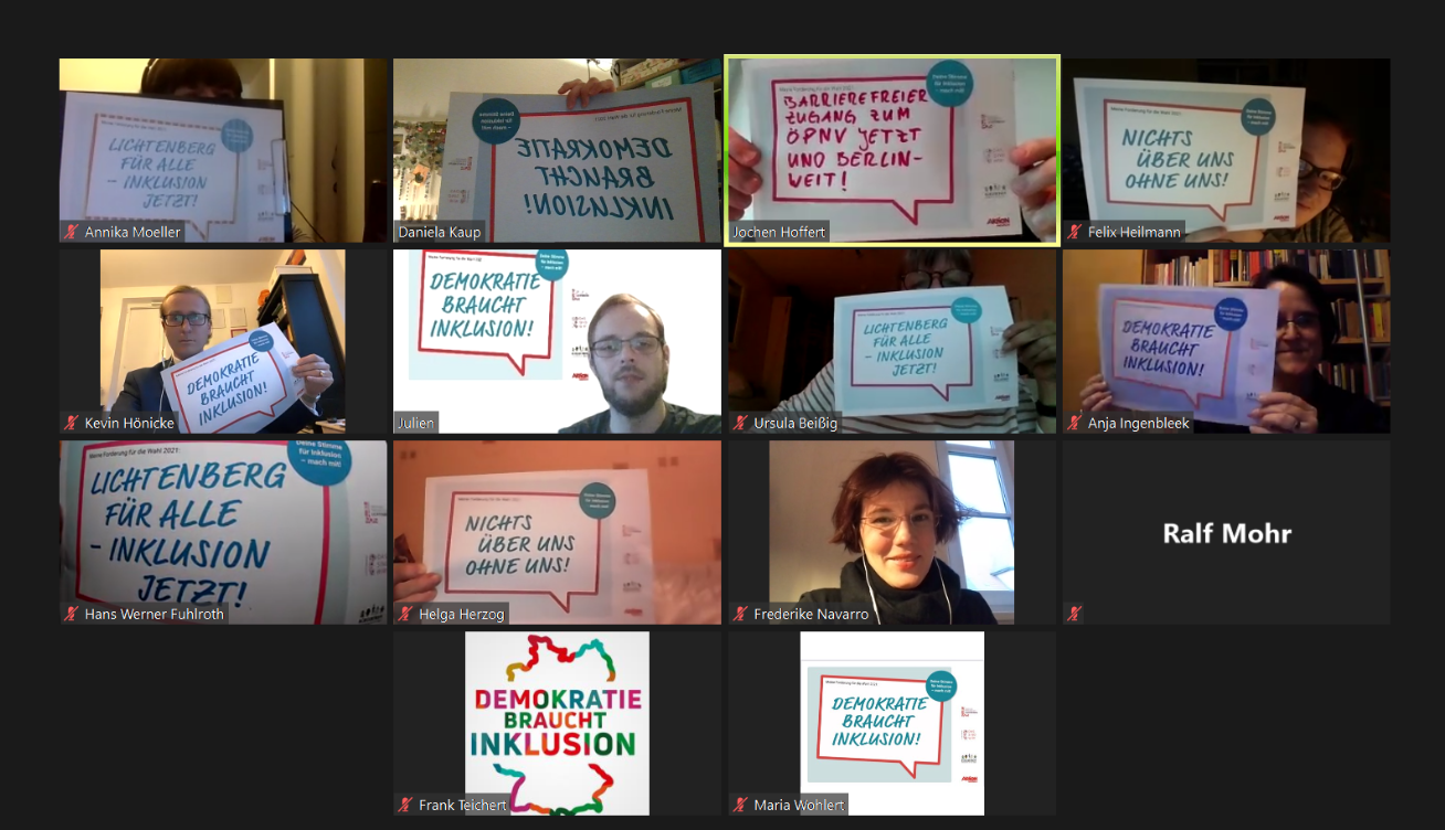 Die Mehrheit der Mitglieder des Ausschusses Gleichstellung & Inklusion der Lichtenberger Bezirksverordnetenversammlung und Gäste haben in ihrer Sitzung am 5. Mai 2021 die Aktionsplakate hochgehalten. Unter den Forderungen war auch "Barrierefreier Zugang zum ÖPNV jetzt und berlinweit!"