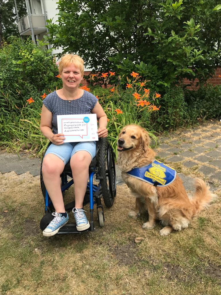 Angela Beyer mit Assistenzhund Pluto. Sie fordert: "Uneingeschränkte Zugangsrechte für ausgebildete Assistenzhunde."