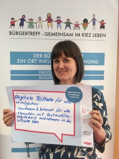 Annabel Haas-Krahé, Leiterin des Bürgertreffs "Gemeinsam im Kiez leben" der Cooperative Mensch eG, sagt: "Digitale Teilhabe für alle ermöglichen: - Hardware & Internet für alle; - Menschen mit Unterstützungsbedarf mitnehmen in die virtuelle Welt