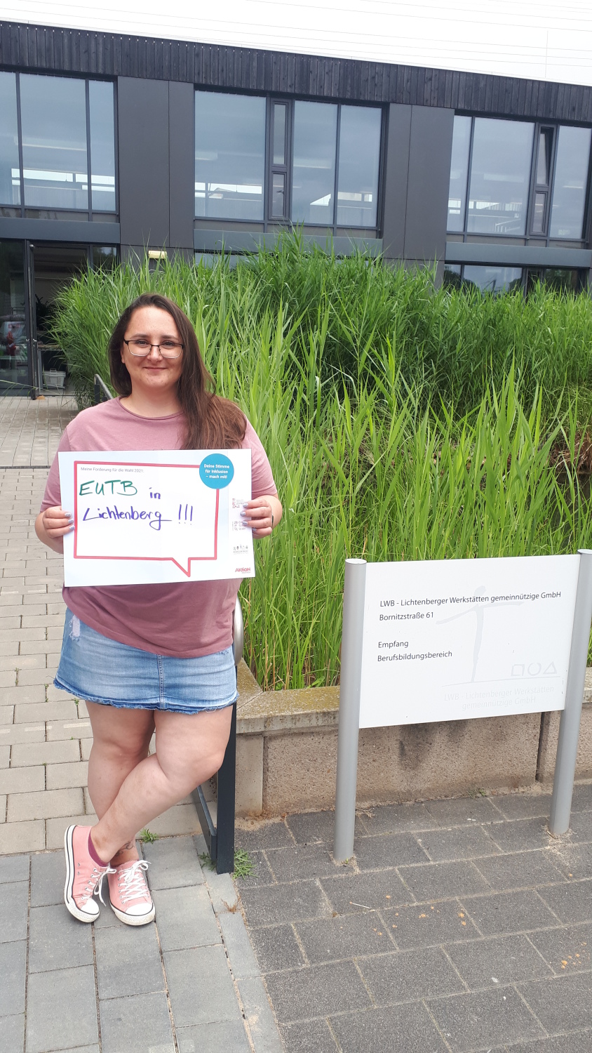 Beatrix Babenschneider, Mitglied des Werkstattrates der LWB - Lichtenberger Werkstätten gemeinnützige GmbH, fordert: "EUTB in Lichtenberg!!!", EUTB steht für Ergänzende Unabhängige Teilhabeberatung.