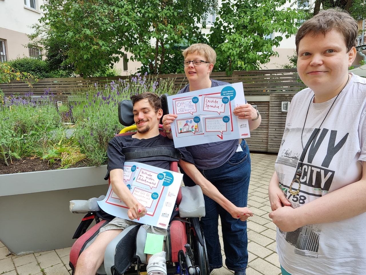 Von links nach rechts: Moritz Spieckermann, Marita Kyofsky und Stefanie Albrecht vom Bewohnerbeirat der leben lernen gGmbH am EDKE haben mehrere Forderungen: "Mehr Geld, ein schönes Zuhause, leichte Sprache, barrierefreier Behindertenparkplatz, Schulung zur digitalen Barrierefreiheit, Teilhabe am ersten Arbeitsmarkt und Assistenz im Krankenhaus für Menschen mit geistiger Behinderung."