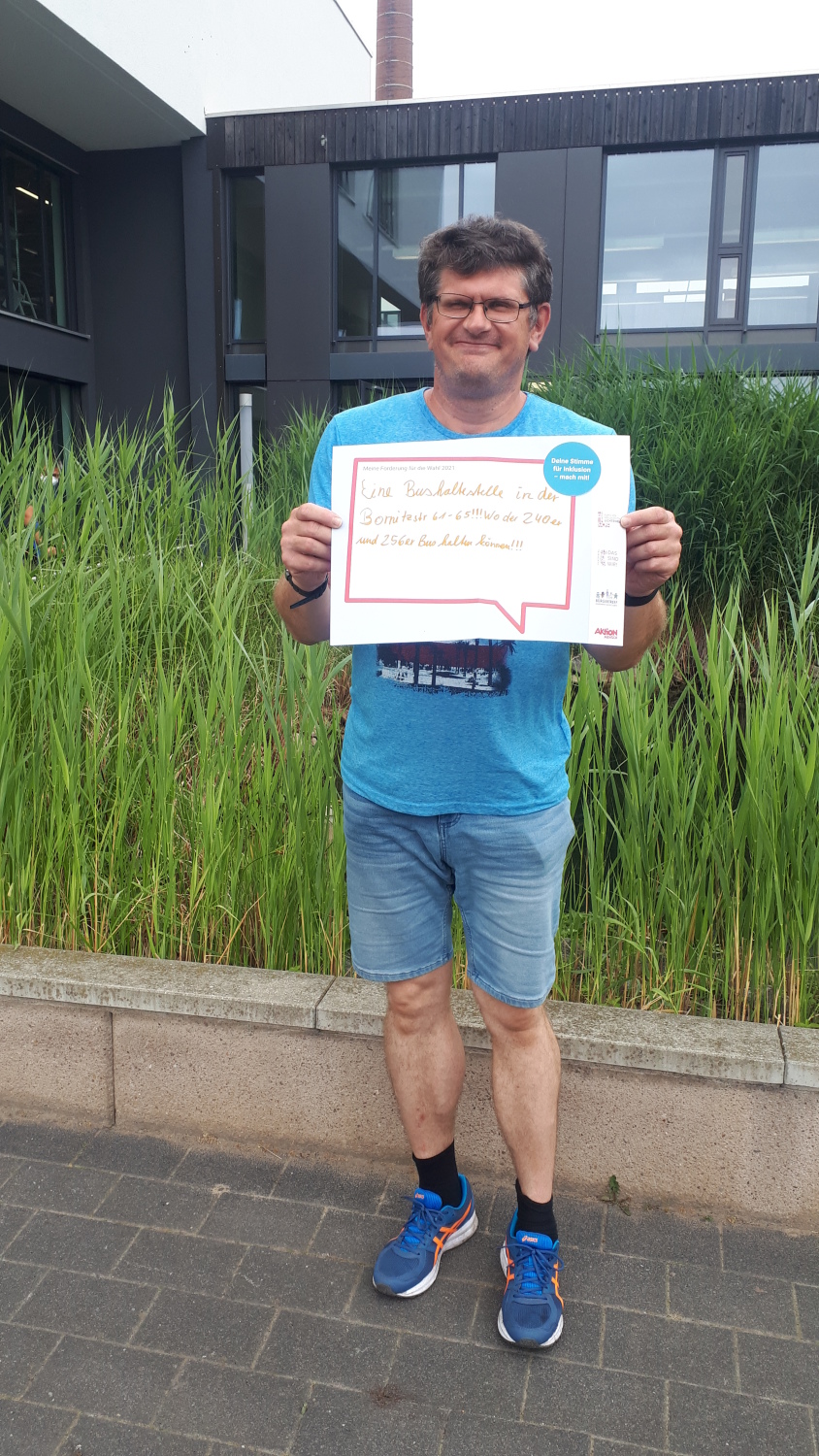 Dirk Barteld, Mitglied des Werkstattrates der LWB - Lichtenberger Werkstätten gemeinnützige GmbH, fordert: "Eine Bushaltestelle in der Bornitzstr. 61-65!!! Wo der 240er und 256er Bus halten können!!!"